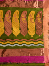 Load image into Gallery viewer, Fuchsia And Sap Green Cotton Blend Handwoven Patli Pallu Saree With Floral And Paisley Motifs