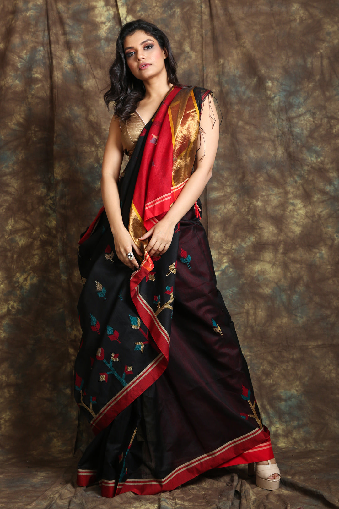 Black Floral Designed Handloom Saree With Red Pallu And Border