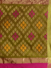 Load image into Gallery viewer, Shocking Pink And Sap Green Cotton Blend Handwoven Patli Pallu Saree With Texture Design
