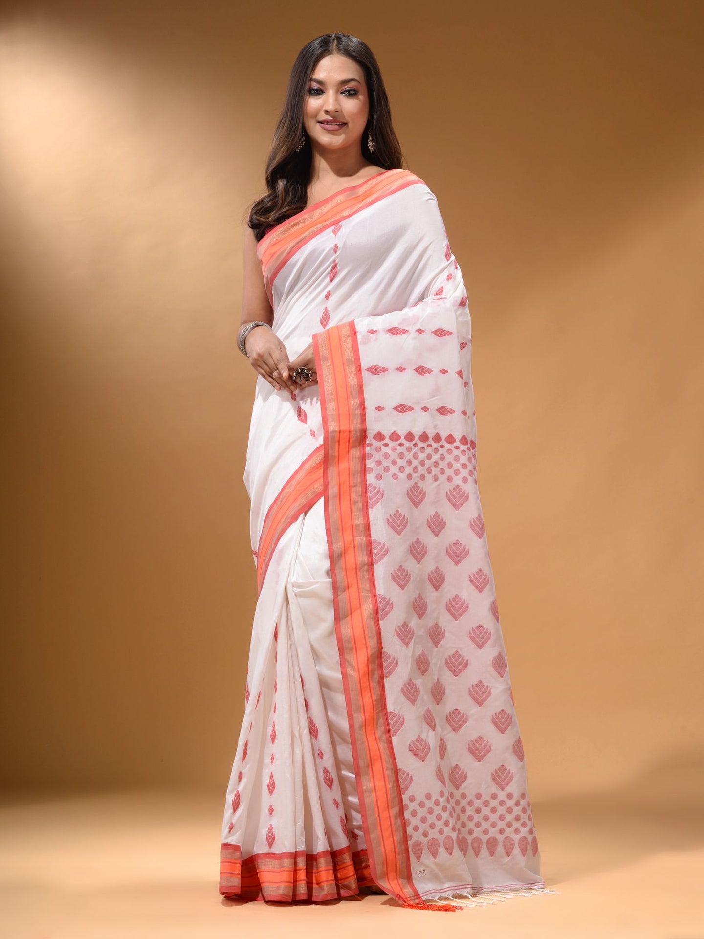 White Silk Matka Soft Saree With Textured Pallu