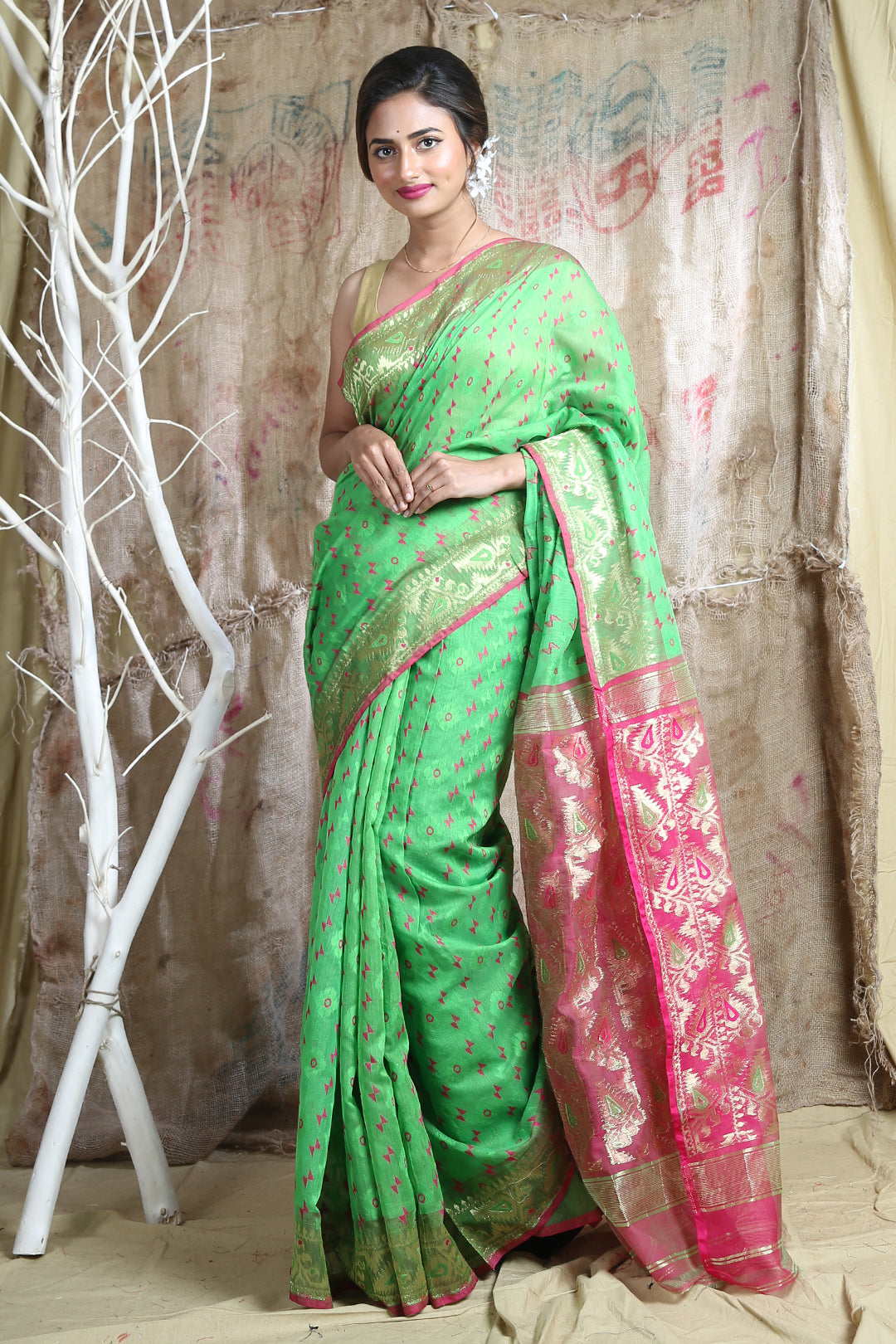 Green Silk Cotton Handwoven Soft Saree With Allover Thread weaving