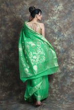 Load image into Gallery viewer, Green Silk Cotton Handwoven Soft Saree With Zari Work
